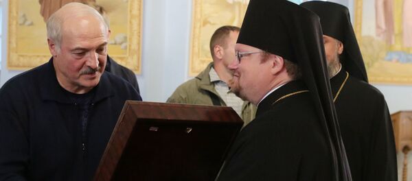 Президент Беларуси Александр Лукашенко во время посещения Коневского Рождество-Богородичного монастыря Президент Беларуси Александр Лукашенко во время посещения Коневского Рождество-Богородичного монастыря - Sputnik Беларусь