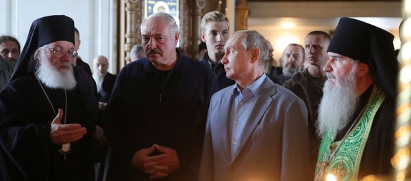 Президент РФ Владимир Путин и президент Беларуси Александр Лукашенко во время посещения Спасо-Преображенского собора - Sputnik Беларусь