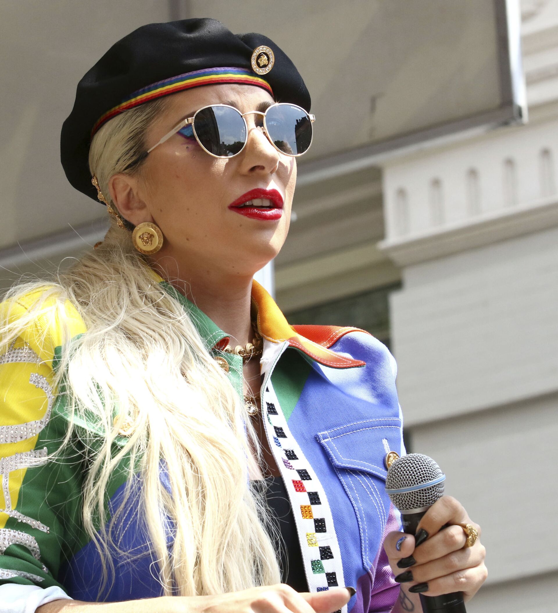 Леди Гага: платье из мяса + 60 других ярких и необычных костюмов