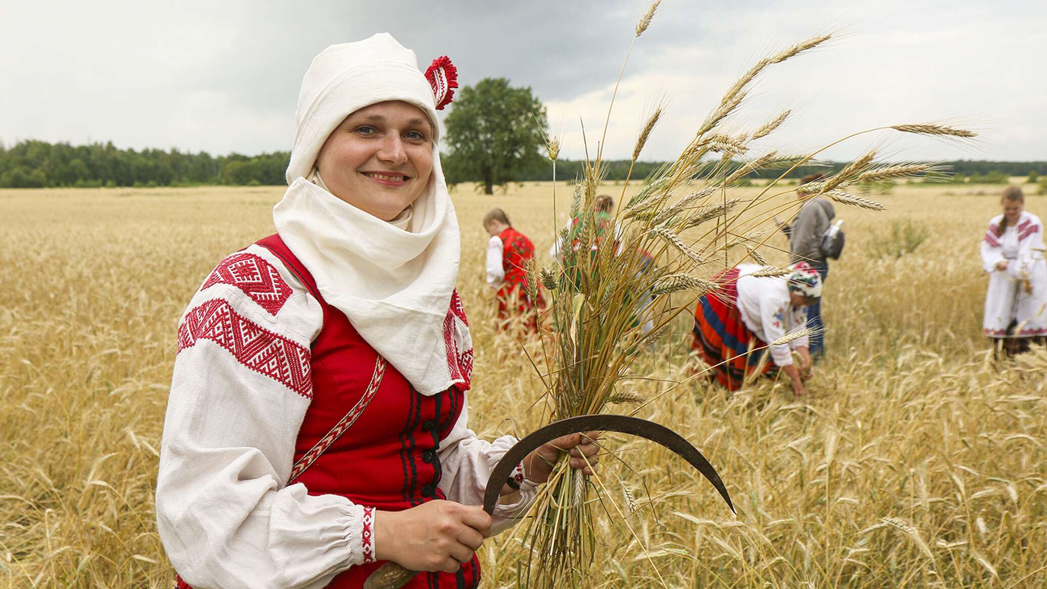 Как оформить белоруса. Белорус в поле. Женщина с серпом. Девушка в поле с серпом. Традиционные занятия белорусов.