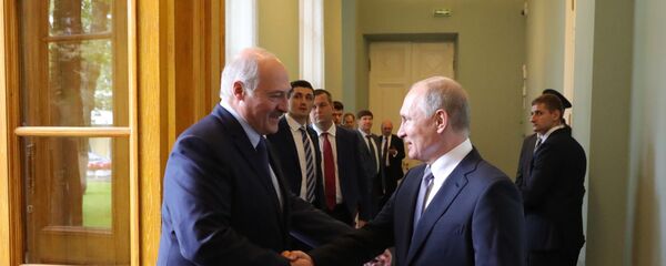 Президент РФ Владимир Путин и президент Беларуси Александр Лукашенко (слева) Президент РФ Владимир Путин и президент Беларуси Александр Лукашенко (слева) - Sputnik Беларусь