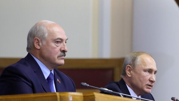 Александр Лукашенко и Владимир Путин на пленарном заседании VI Форума регионов России и Беларуси - Sputnik Беларусь