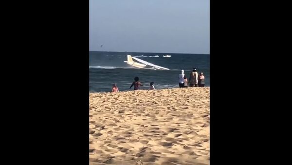 Самолет экстренно сел на мелководье у пляжа в США - Sputnik Беларусь