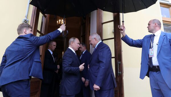 Президент РФ Владимир Путин и президент Беларуси Александр Лукашенко прощаются после встречи в Таврическом дворце - Sputnik Беларусь
