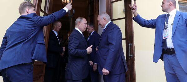 Президент РФ Владимир Путин и президент Беларуси Александр Лукашенко прощаются после встречи в Таврическом дворце - Sputnik Беларусь