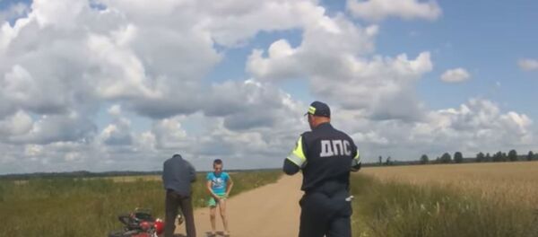 Пьяный мотоциклист с двумя детьми убегал от погони Пьяный мотоциклист с двумя детьми убегал от погони - Sputnik Беларусь