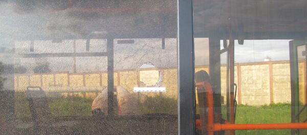 Безбилетник разбил окно в автобусе Безбилетник разбил окно в автобусе - Sputnik Беларусь