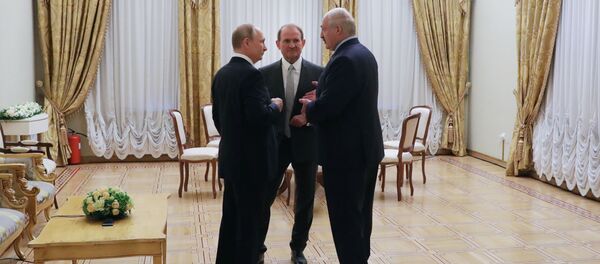 Президент РФ Владимир Путин, Виктор Медведчук (в центре) и президент Беларуси Александр Лукашенко в Таврическом дворце - Sputnik Беларусь