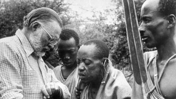 Знахарь одного из африканских племен оказывает помощь писателю Эрнесту Хемингуэю - Sputnik Беларусь