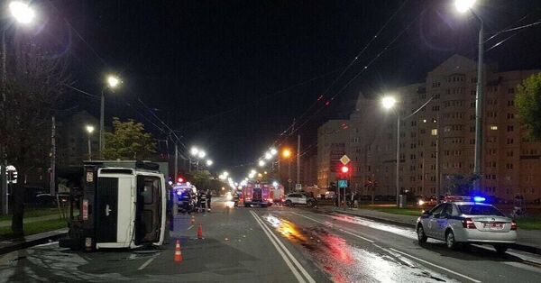 Могилевчанин на Porsche Cayenne столкнулся с грузовиком для конвоирования - Sputnik Беларусь