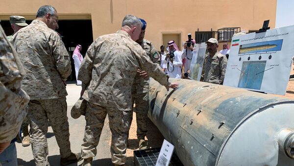 Генералу Кеннету Маккензи, главе Центрального командования ВС США, показывают оружие, используемое хути против Саудовской Аравии - Sputnik Беларусь