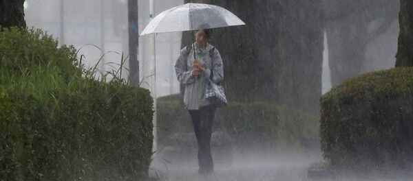 Жительница Японии под ливнем, архивное фото - Sputnik Беларусь