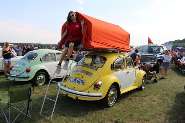 Чтобы приехать на фестиваль, многие участники преодолели тысячи километров, как, к примеру, владельцы этого VW Beetle из Краснодарского края. - Sputnik Беларусь