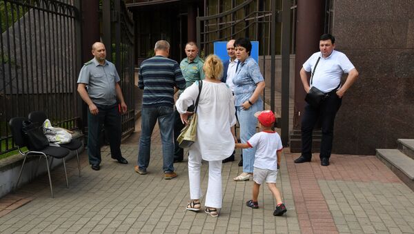 Украинцы приходят голосовать в посольство в Минске - Sputnik Беларусь