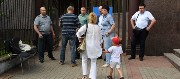 Украинцы приходят голосовать в посольство в Минске - Sputnik Беларусь