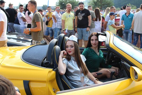 За фото с самыми яркими авто выстраивались очереди. - Sputnik Беларусь