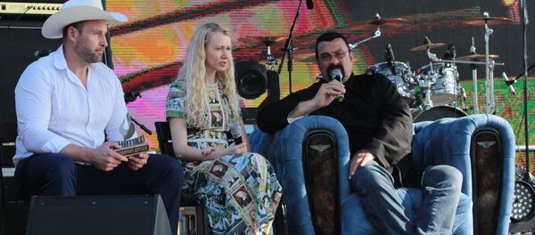 Стивен Сигал и Кирилл Шимко встретились на одной сцене - Sputnik Беларусь