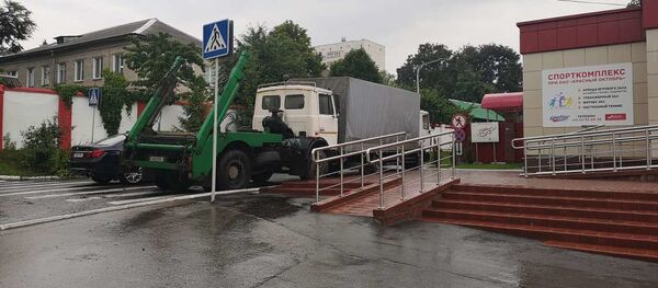 Автомобили заблокировали въезд на территорию Красного октября - Sputnik Беларусь