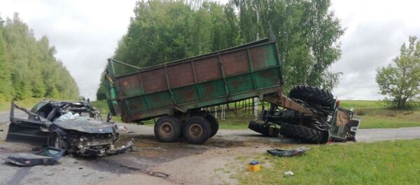 Смертельная авария с трактором на Могилевщине Смертельная авария с трактором на Могилевщине - Sputnik Беларусь