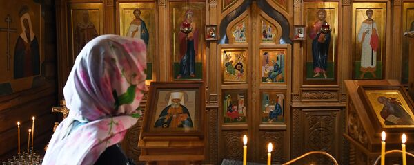 Девушка в православном храме - Sputnik Беларусь