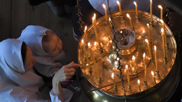 Прихожане зажигают свечи - Sputnik Беларусь