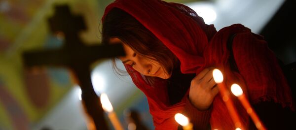 Девушка во время богослужения - Sputnik Беларусь