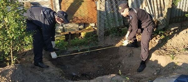 Следователи обнаружили закопанное в земле тело человека в Слониме Следователи обнаружили закопанное в земле тело человека в Слониме - Sputnik Беларусь