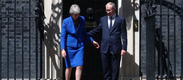 Тереза Мэй с супругом выходят из офиса на Даунинг стрит - Sputnik Беларусь
