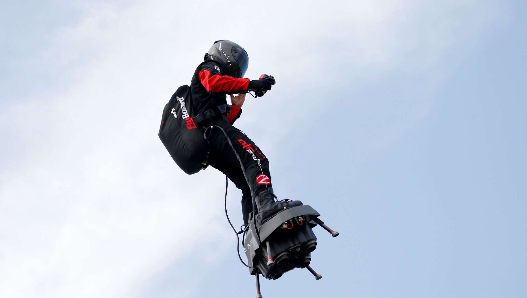 Flyboard air. Фрэнки Запата флайборд. Ховерборд Фрэнки Запата. Фрэнки Запата летающая доска.