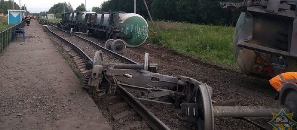 МЧС устраняет утечку газа в одной из цистерн, сошедших с рельсов - Sputnik Беларусь