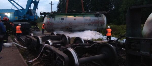 Сотрудники МЧС и других служб всю ночь проводили работы по ликвидации утечек газа из железнодорожных цистерн, сошедших с рельсов - Sputnik Беларусь