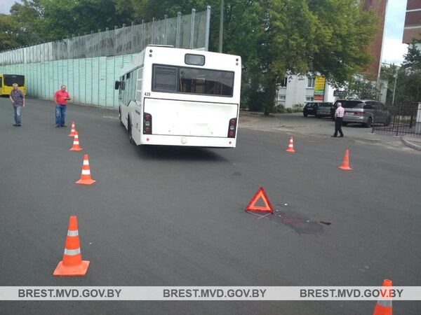 В Бресте пожилая женщина выпала из движущегося автобуса В Бресте пожилая женщина выпала из движущегося автобуса - Sputnik Беларусь