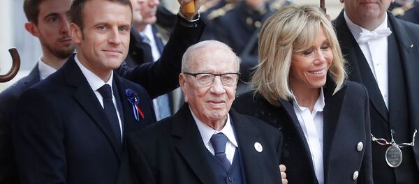 Аль-Баджи Гаид ас-Себси (в центре) с президентом Франции Эммануэлем Макроном и его супругой на мероприятиях посвященных 100-летию окончания Первой мировой войн - Sputnik Беларусь