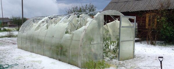 Разрушенная градом теплица Разрушенная градом теплица - Sputnik Беларусь