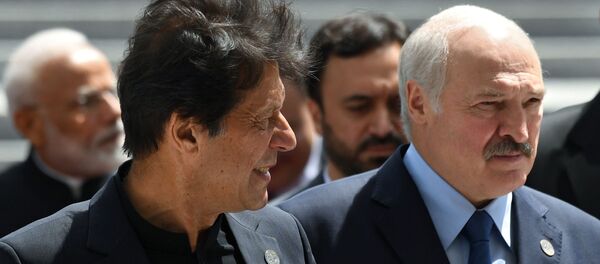 Прэзідэнт Беларусі Аляксандр Лукашэнка перад пачаткам пасяджэння Савета кіраўнікоў дзяржаў - членаў Шанхайскай арганізацыі супрацоўніцтва (ШАС) у пашыраным складзе ў дзяржаўнай рэзідэнцыі Ала-Арча ў Бішкеку Прэзідэнт Беларусі Аляксандр Лукашэнка перад пачаткам пасяджэння Савета кіраўнікоў дзяржаў - членаў Шанхайскай арганізацыі супрацоўніцтва (ШАС) у пашыраным складзе ў дзяржаўнай рэзідэнцыі Ала-Арча ў Бішкеку - Sputnik Беларусь