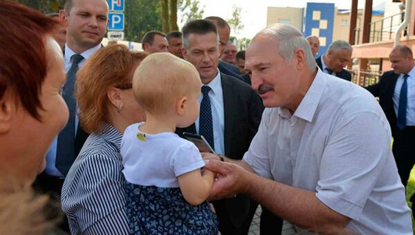 Президент Александр Лукашенко подарил детям в Ветке фирменные шоколадки - Sputnik Беларусь