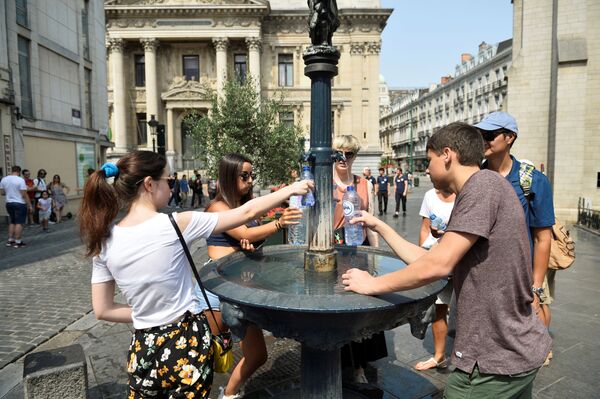 Жара бьет рекорды в Париже: столбик термометра показал 42,4 градуса - Sputnik Беларусь