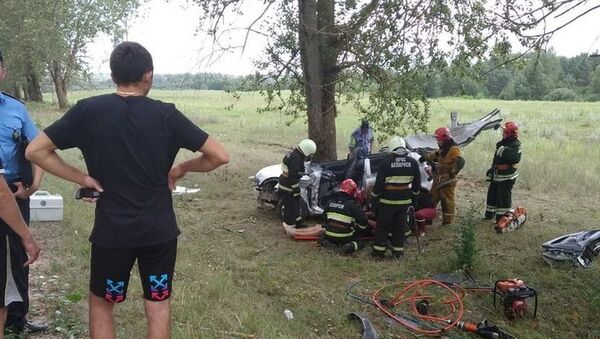 Toyota Yaris с семью подростками врезалась в дерево под Слонимом - Sputnik Беларусь