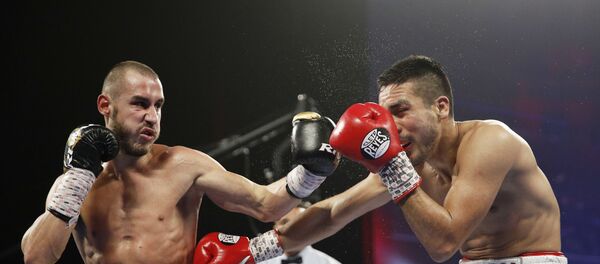 Максим Дадашев (слева) по время боя с Антония ДеМарко, архивное фото 20 октября 2018 года - Sputnik Беларусь