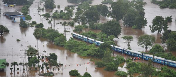 Поезд застрял в Индии из-за паводка: эвакуировали более 1000 человек - Sputnik Беларусь