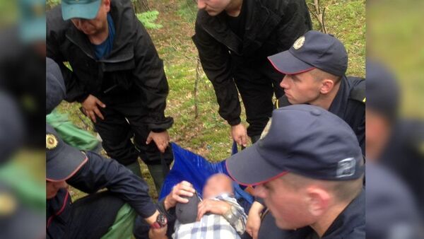 Солдат-срочник нашел пропавшего в лесу пожилого грибника - Sputnik Беларусь