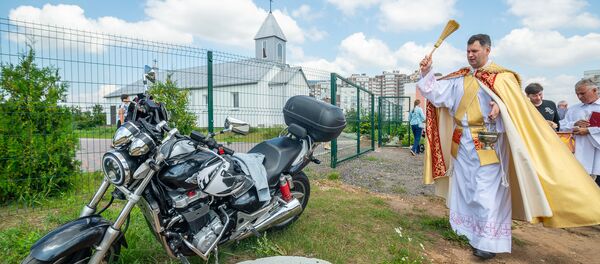 У дзень святога Хрыстафора ў Касцёле Маці Божай Будслаўскай асвячалі транспартныя сродкі - Sputnik Беларусь