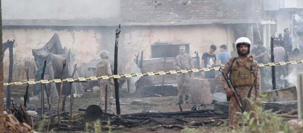 Пакистанские солдаты и офицеры осматривают место крушения военного самолета в Равалпинди - Sputnik Беларусь