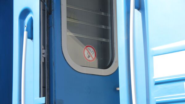 В каждом тамбуре на стекле – наклейка с оповещением о запрете курения - Sputnik Беларусь
