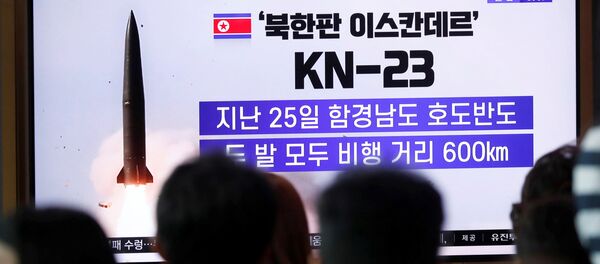 Жители Сеула смотрят сюжет о пуске северокорейских ракет - Sputnik Беларусь