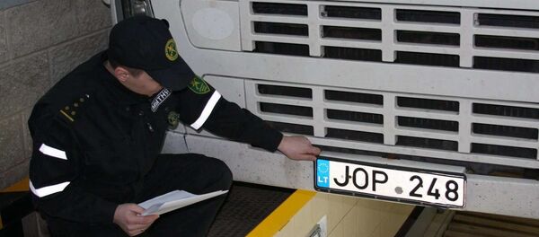 Сотрудник Витебской таможни осматривает автомобиль - Sputnik Беларусь