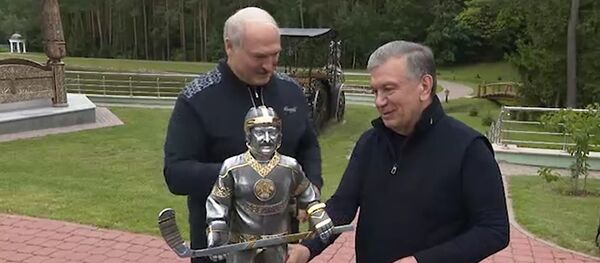 Пано, вышыванка і хакеіст з сакрэтам: кадры сустрэчы Лукашэнкі і Мірзіёева Пано, вышыванка і хакеіст з сакрэтам: кадры сустрэчы Лукашэнкі і Мірзіёева - Sputnik Беларусь