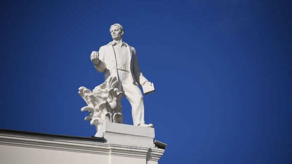 Скульптура Агроном на крыше павильона №18 Республика Беларусь на ВДНХ в Москве - Sputnik Беларусь