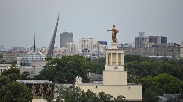 Статуя на крыше павильона Республика Беларусь на ВДНХ - Sputnik Беларусь