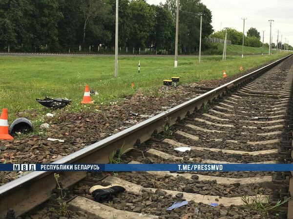 Подросток на скутере попал под поезд и получил страшные травмы Подросток на скутере попал под поезд и получил страшные травмы - Sputnik Беларусь